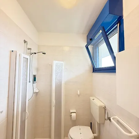 Grazioso N 61 A 100 Mt Dal Mare